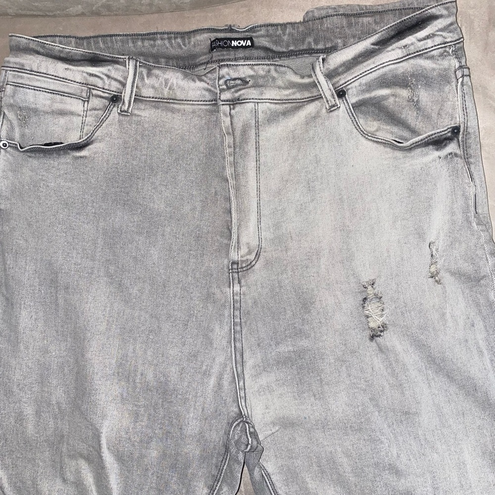 Women’s Fashion Nova (curve) light grey distressed denim jeans. Sz: 20 - Picture 7 of 8